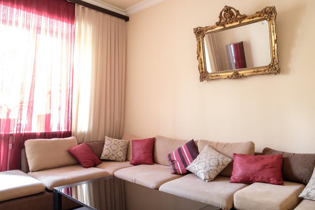 Apartment On Hanrapetutyan Street Jerevan Exteriör bild