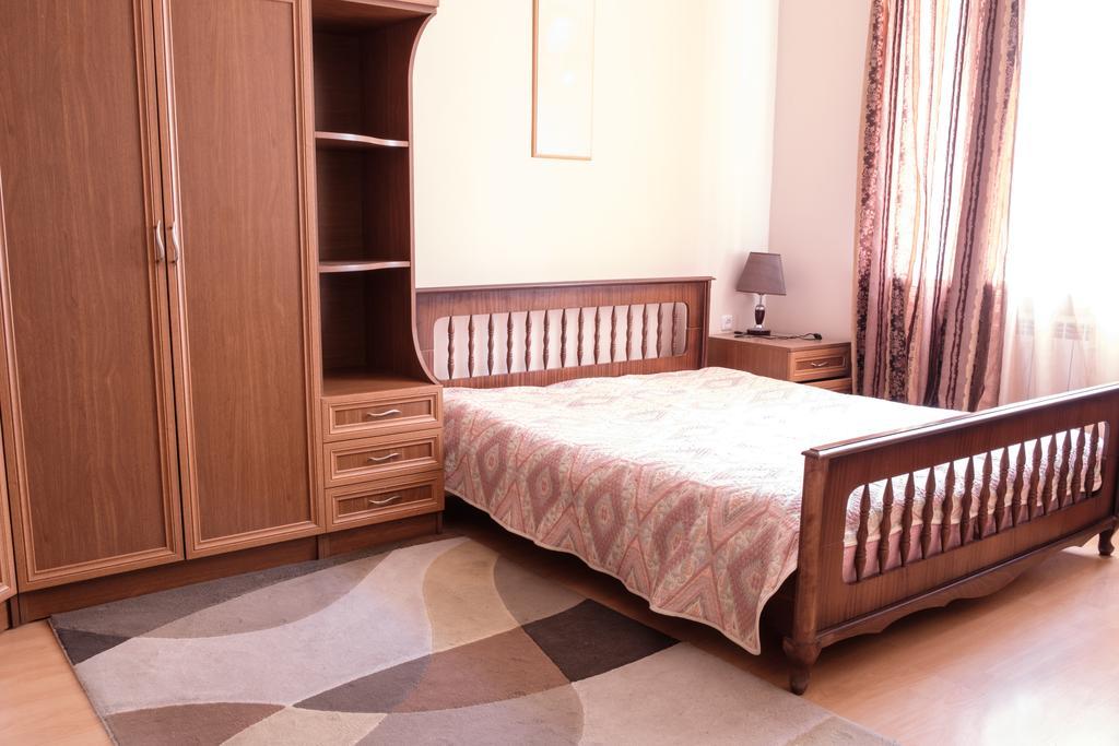 Apartment On Hanrapetutyan Street Jerevan Exteriör bild