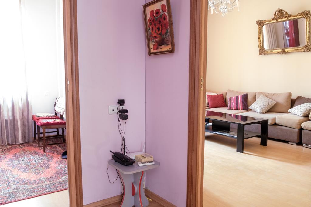 Apartment On Hanrapetutyan Street Jerevan Exteriör bild
